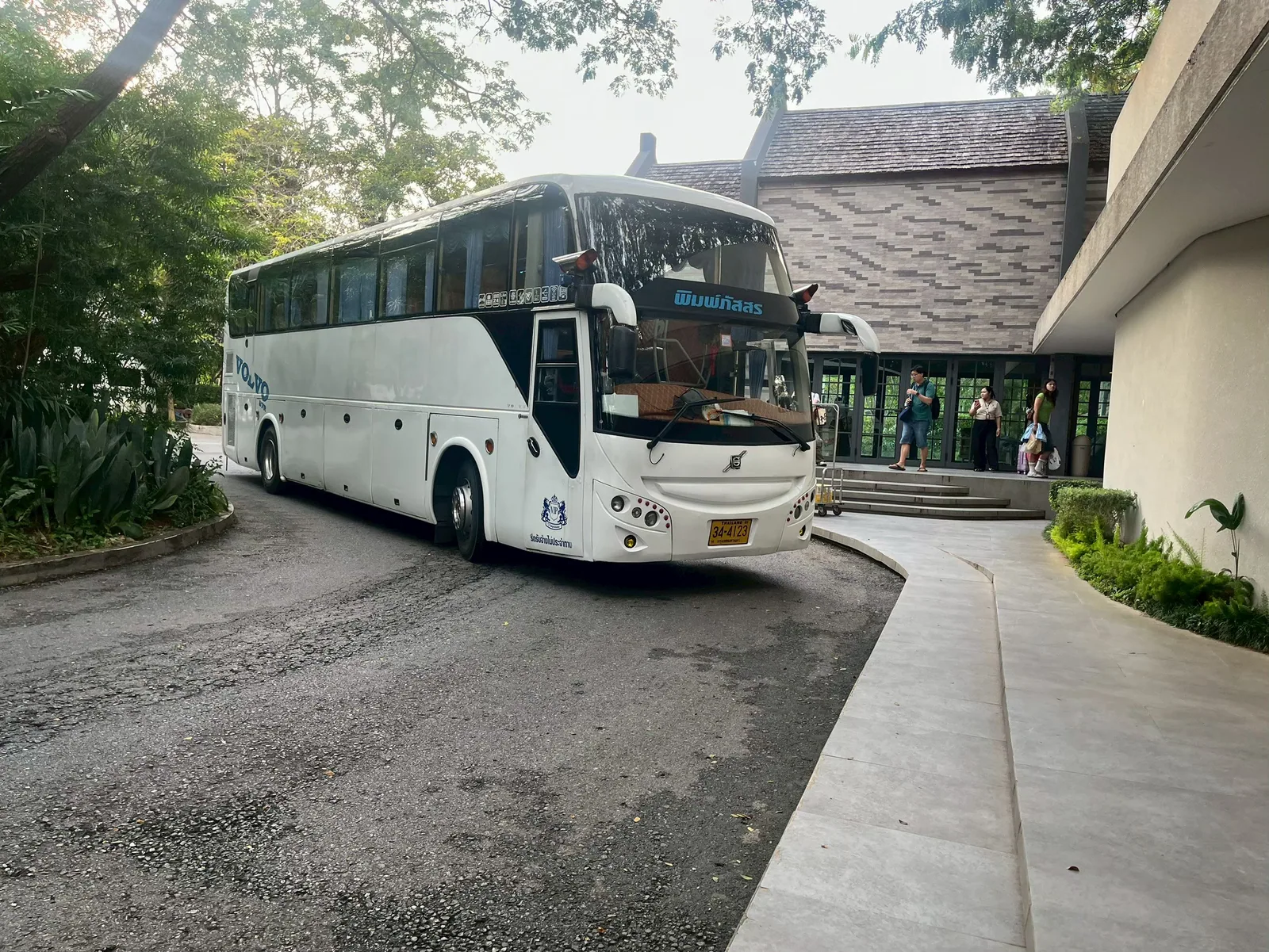 รถบัสปรับอากาศ VIP 40-43 ที่นั่ง รูปที่ 2
