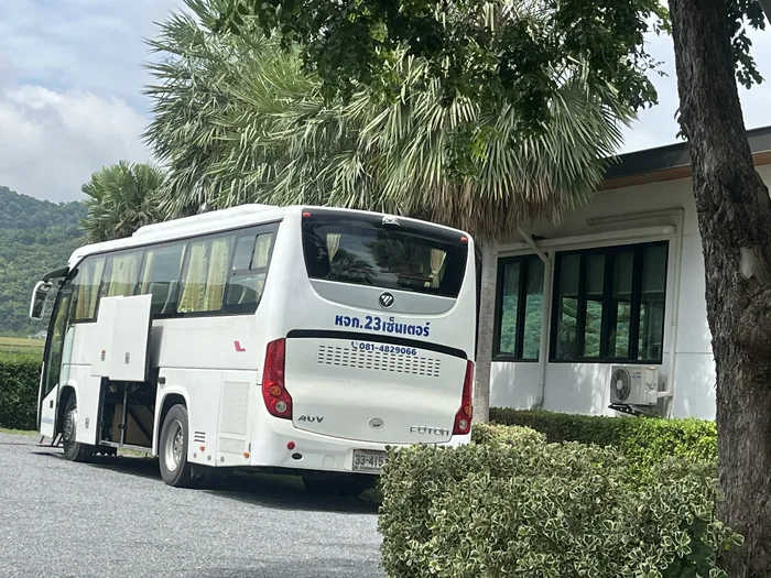 รถบัสด้านหลังที่รีสอร์ต
