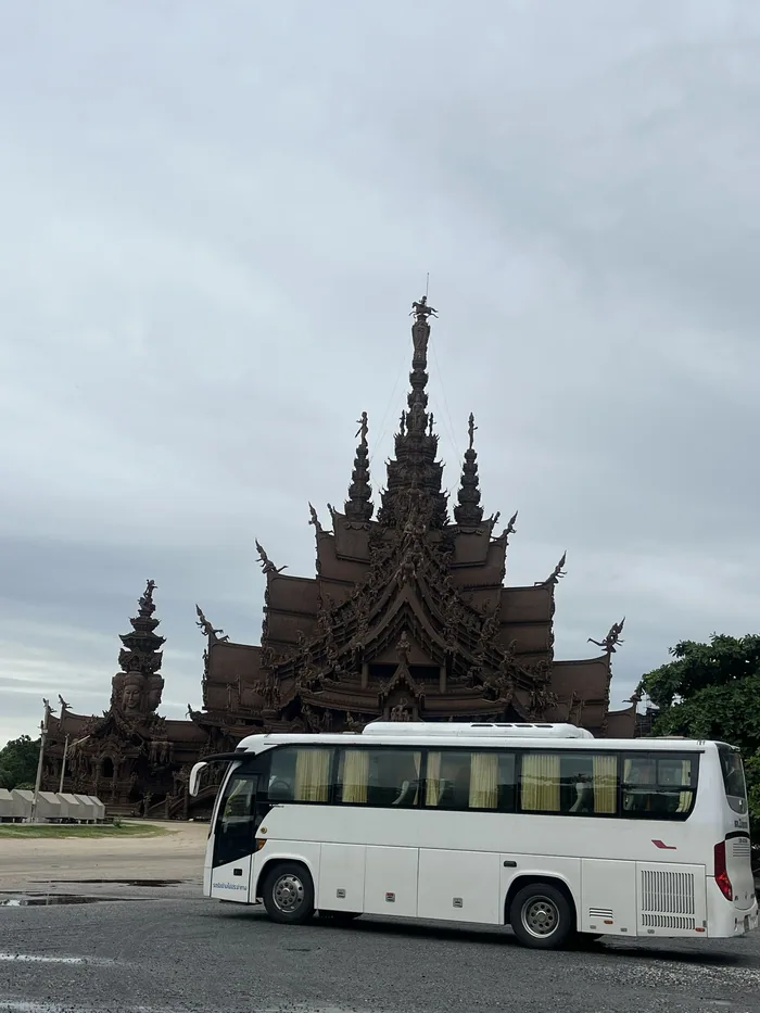 รถบัสที่ปราสาทสัจธรรม พัทยา