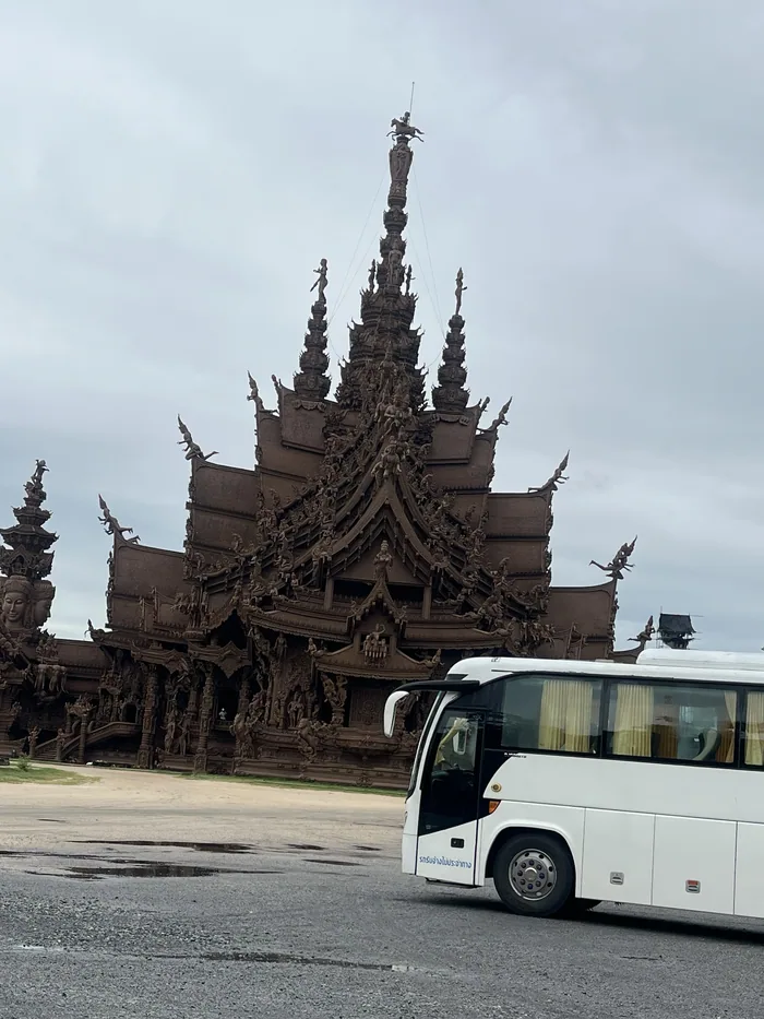 รถนำเที่ยวหน้าปราสาทสัจธรรม