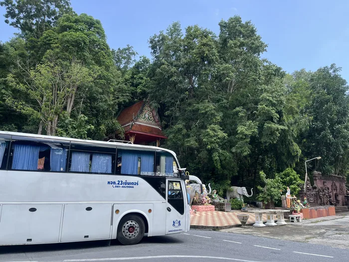 รถบัสหน้าทางเข้าวัด