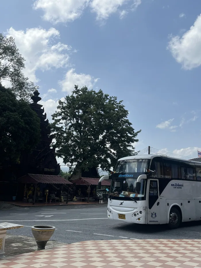 รถบัสจอดหน้าวัด